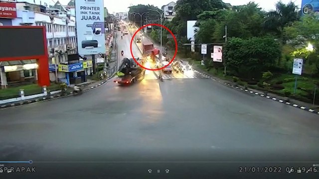 Detik-detik Truk Tabrak Antrean Kendaraan di Lampu Merah, Sejumlah Korban Tergeletak di Jalan