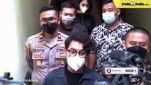 Ardhito Pramono Tampil Stylish Digiring Polisi Menuju RSKO, Ada Istrinya