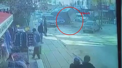 Yan yatan minibüsün altında kalmaktan son anda kurtuldu