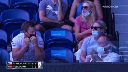 Krejcikova en huitièmes après sa victoire face Ostapenko : Résumé du match en vidéo