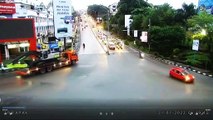 Rem Blong! Truk Tronton Tabrak Sejumlah Kendaraan
