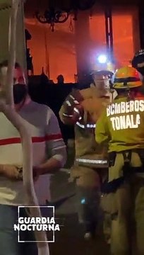 “Live“ Voraz incendio consume una maderería en Tonalá
