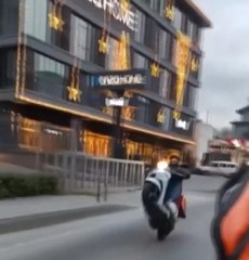 BEYOĞLU'NDA KURYENİN MOTOSİKLETLE TEK TEKER YOLCULUĞU KAMERADA
