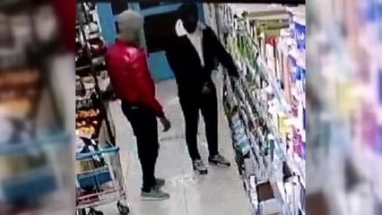 Marketten binlerce liralık ton balığı çaldılar... O anlar kamerada