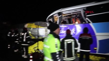 YOLCU OTOBÜSÜ TIR'A ÇARPTI: 1 ÖLÜ, 21 YARALI