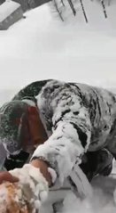 Karda, patika yolda mahsur kalan 4 kişi kurtarıldı