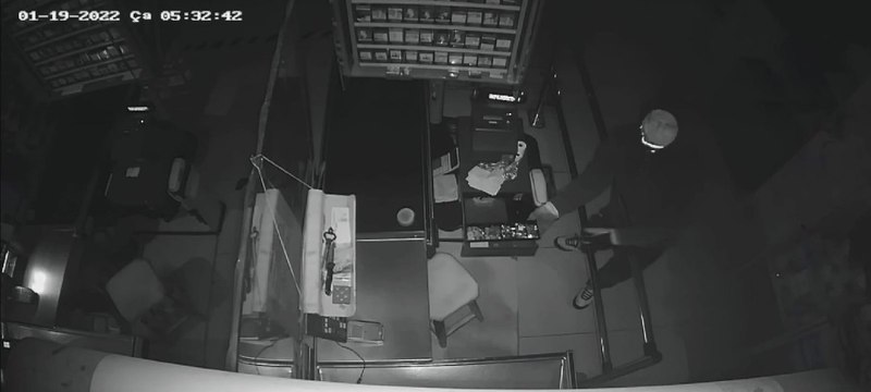 Pişkin hırsız kasaları boşalttıktan sonra soda içti