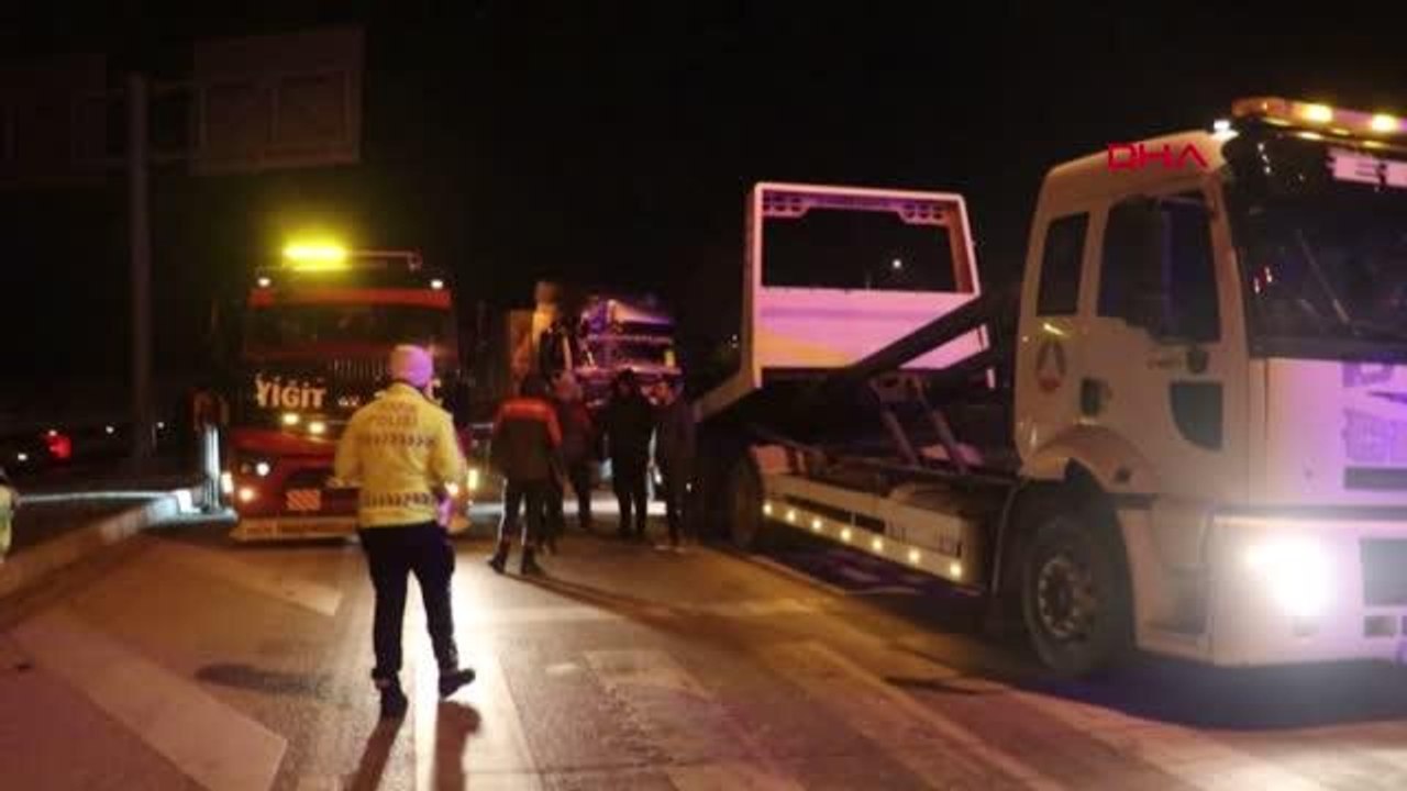 TRAFİK IŞIĞINDA TIR KAZASI