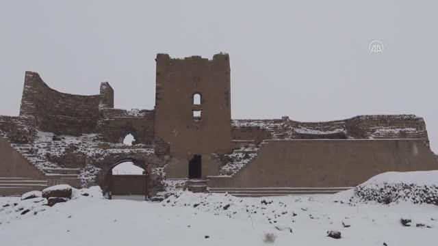 Dünya mirası Ani ziyaretçilerini karla kaplı güzelliğiyle ağırlıyor