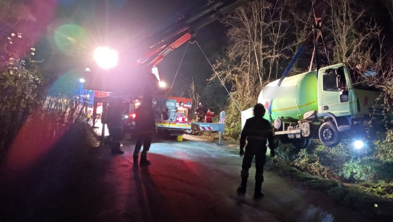 Paternopoli (AV) - Autocisterna carica di Gpl finisce fuori strada (21.01.22)