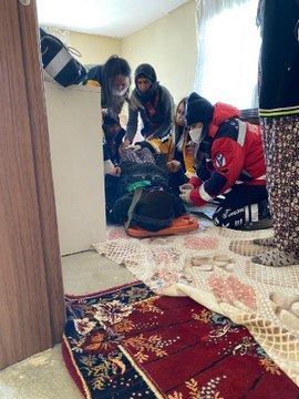 RAHATSIZLANAN BİRİ HAMİLE KADIN, 2 KİŞİ, ASKERİ HELİKOPTERLE HASTANEYE ULAŞTIRILDI