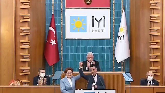 Atanamayan öğretmen derdini anlattı, Akşener elini öptü