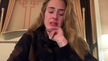 En larmes, la chanteuse Adele annonce dans une vidéo le report de sa série de spectacles en résidence à Las Vegas: 