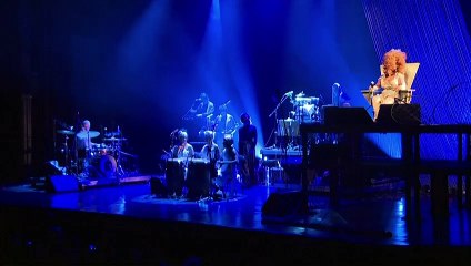 وفاة إلزا سواريس إحدى أشهر المغنيات البرازيليات عن 91 عاما