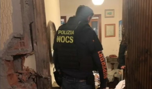 Torre del Lago, si barrica in casa e spara dalla finestra: un ferito, poi irruzione del Nocs (19.01.22)