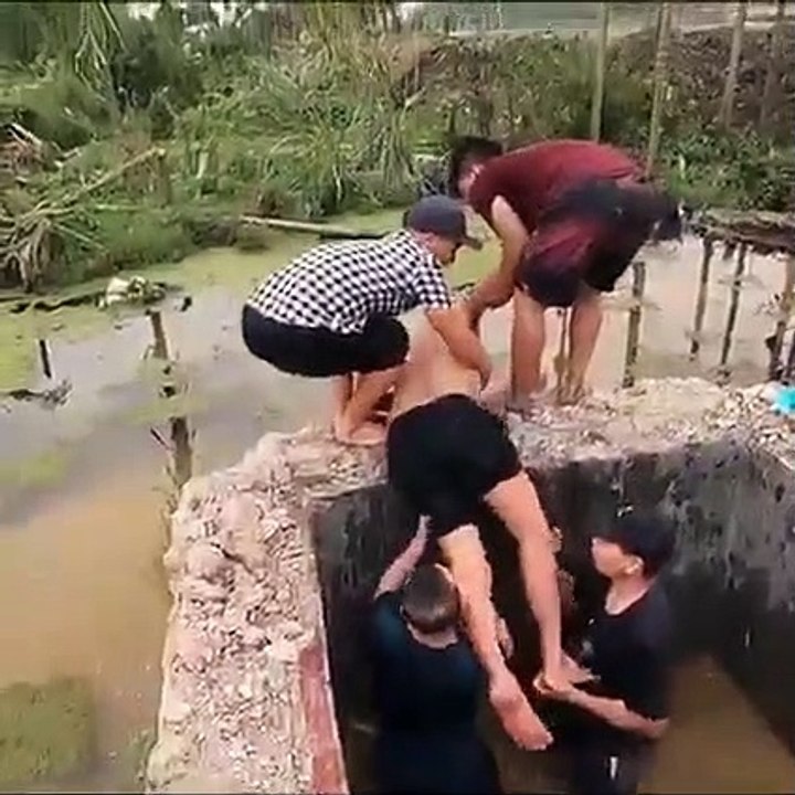 Rescue 1 person and 2 python trapped in the well