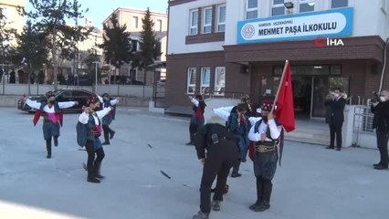 Vali Dağlı öğrencilerin karne heyecanına ortak oldu