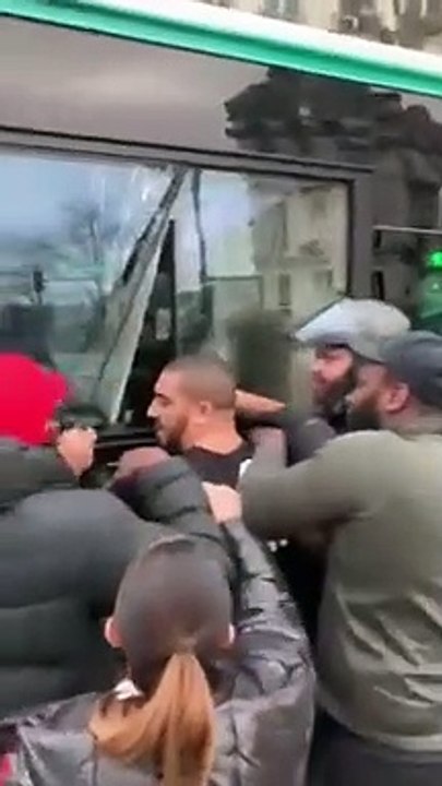Découvrez la vidéo de la violente agression d'un chauffeur de bus place de la Bastille à Paris - La RATP annonce porter plaint