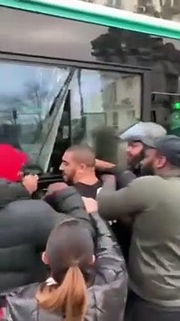 Découvrez la vidéo de la violente agression d'un chauffeur de bus place de la Bastille à Paris - La RATP annonce porter plaint