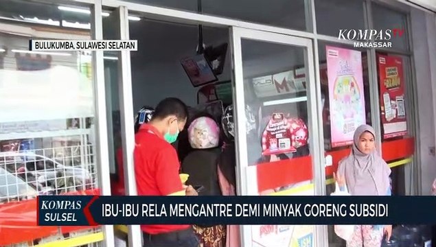 Ibu-Ibu Rela Mengantre Demi Minyak Goreng Subsidi