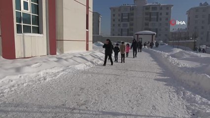 Yüksekovalı çocuklar soğuk havalara rağmen karnelerini aldılar