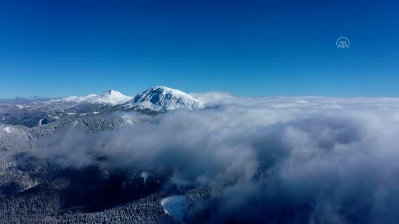 KASTAMONU - "Anadolu'nun yüce dağı" Ilgaz'da kar ve sis havadan görüntülendi