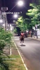 Morador de Xaxim critica valor do preço dos combustíveis e cavalga em uma égua