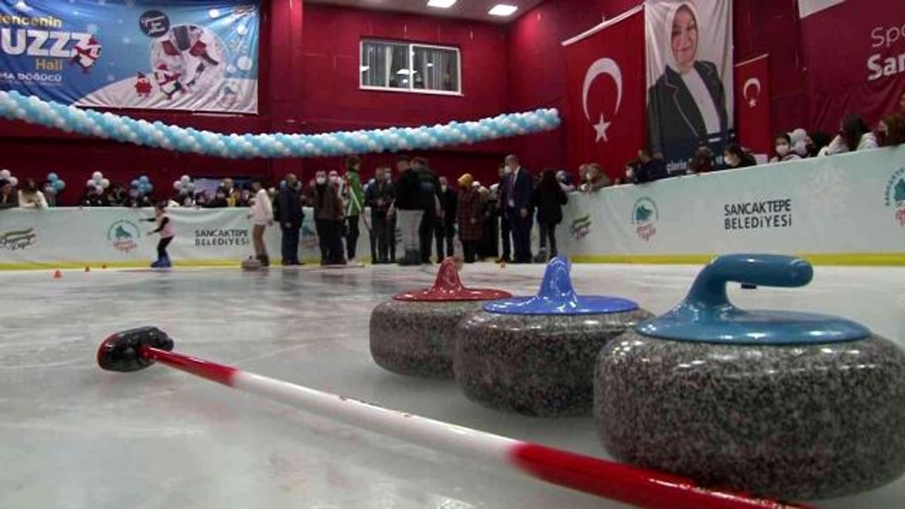 Sancaktepe Belediyesi'nden ara tatiline giren öğrencilere buz pateni jesti
