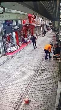 Son dakika haberi... Tartıştığı arkadaşını bıçakladı; o anlar kamerada
