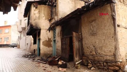 KÜTAHYA'DA 3 KATLI AHŞAP BİNA ALEV ALEV YANDI