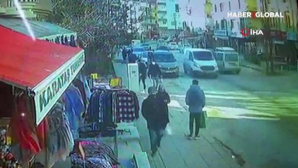 Ankara'da kaza yaparak devrilen minibüsün camından yolcu fırladı