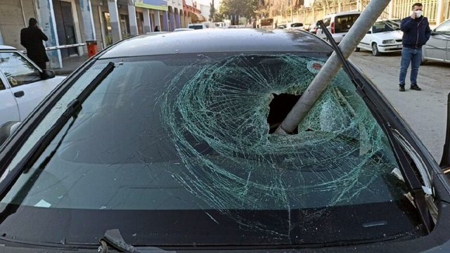 Aydınlatma direği otomobilin üzerine düştü