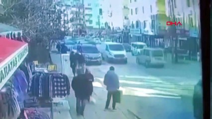 Ankara'da minibüs ile otomobil çarpıştı, yolcu camdan fırladı