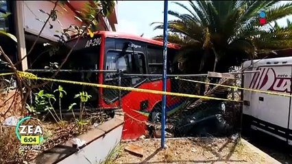 Autobús se impacta en caseta de Palo Blanco durante persecución