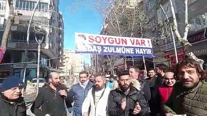 Elektrik faturalarından şikâyetçi olan Urfalı esnaf yol kapattı