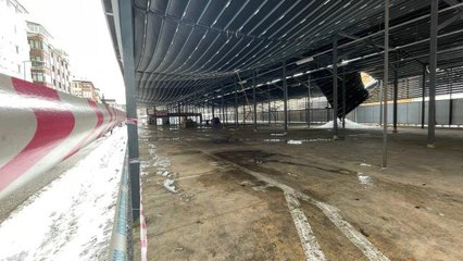 Kar biriken iki çatı çöktü