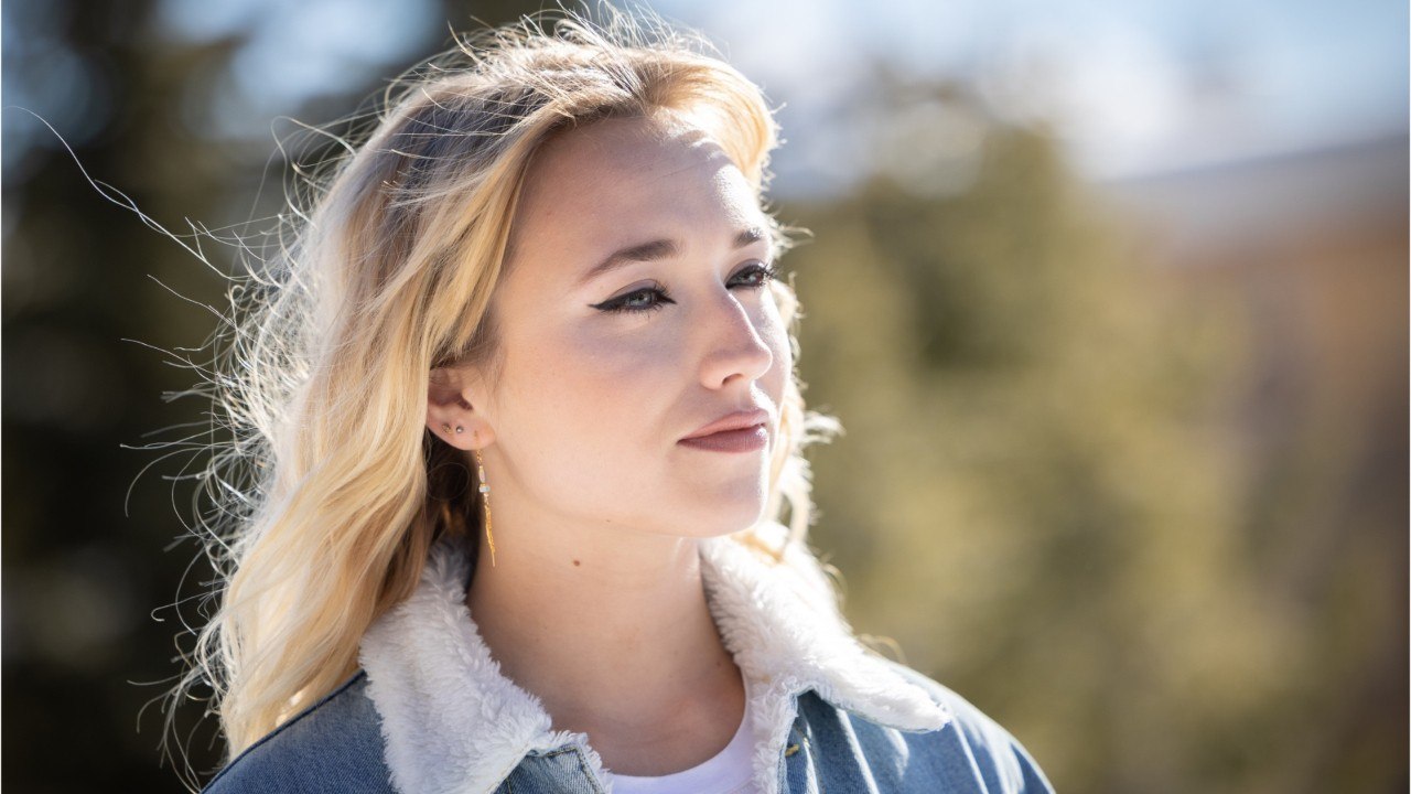 VOICI : Chloé Jouannet : sa veste en jean vintage ultra tendance nous fait craquer