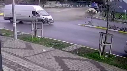 Dedesinin aracını kaçırdı, polisten kaçarken kaza yaptı... O anlar kamerada