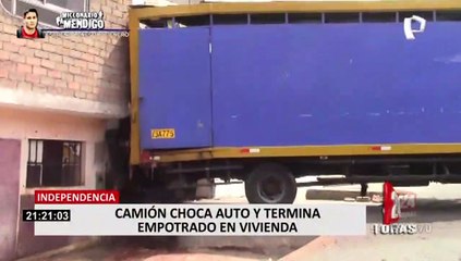 Independencia: camión choca con auto y termina empotrado en vivienda