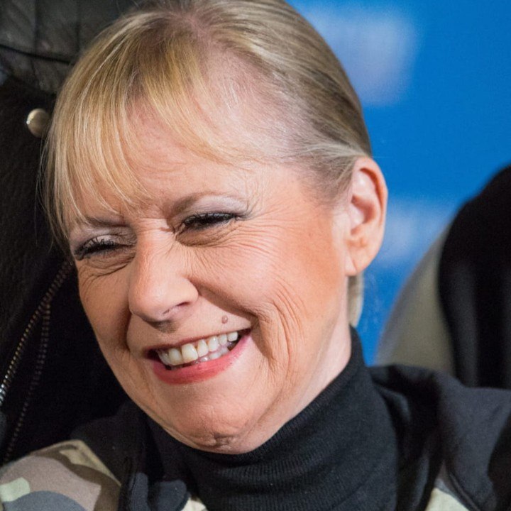 VOICI SOCIAL : La Chanson Secrète : Dorothée, en larmes, retrouve ses camarades du Club Dorothée