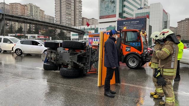 Kadıköy'de kar küreme ve yol tuzlama aracı yan yattı