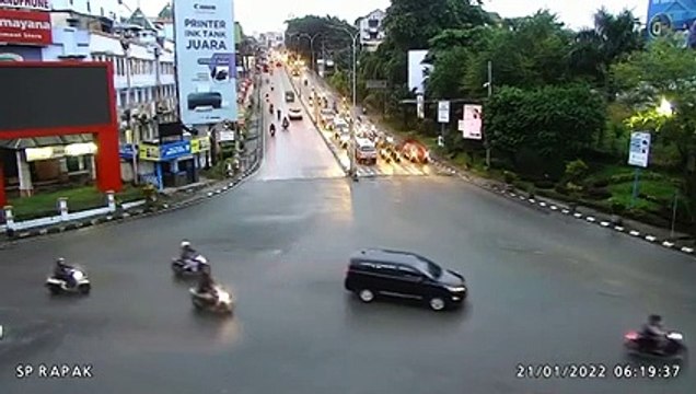 Un camion perd ses freins dans une importante descente et détruit tous les véhicules devant lui