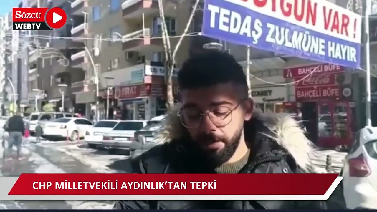 Şanlıurfa’da yüksek elektrik faturalarını gösteren vatandaşlar “Soygun var” pankartı açtı