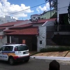 Vídeo flagra perseguição de policiais a suspeito em cima de telhados