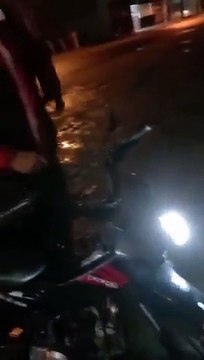 Une cliente est mécontent du livreur et l'incendie, il revient avec tous ses potes