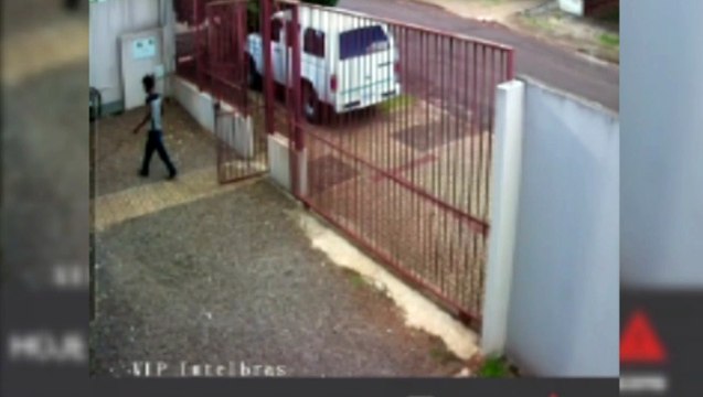 Câmera flagra homem furtando bicicleta na Neva
