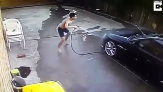 Il demande à son fils de laver la voiture et ne va pas être déçu