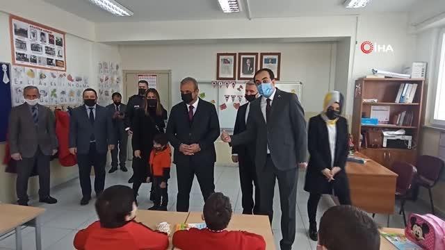 Afetzede öğrencilere okuma kitabı hediye edildi