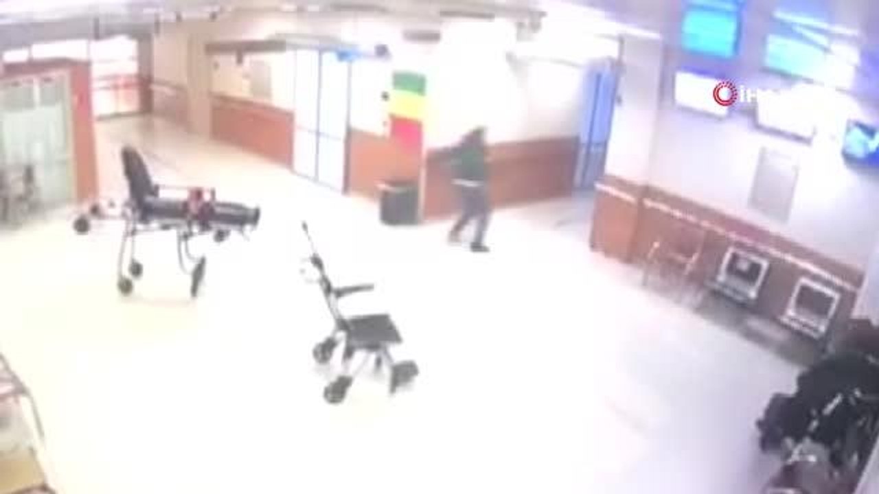 Son dakika haberleri... Maltepe'de silahlı şahsın art arda ateş açarak husumetlisini vurduğu anlar kamerada- Maltepe'de husumetlisine hastanede art arda ateş ederek öldürdü