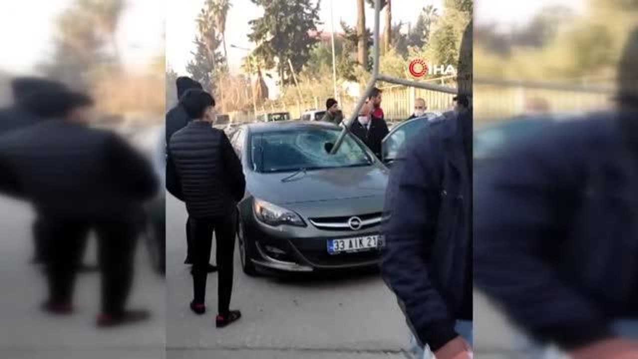 Devrilen direk otomobilin ön camına saplandı, sürücü şans eseri ölümden döndü
